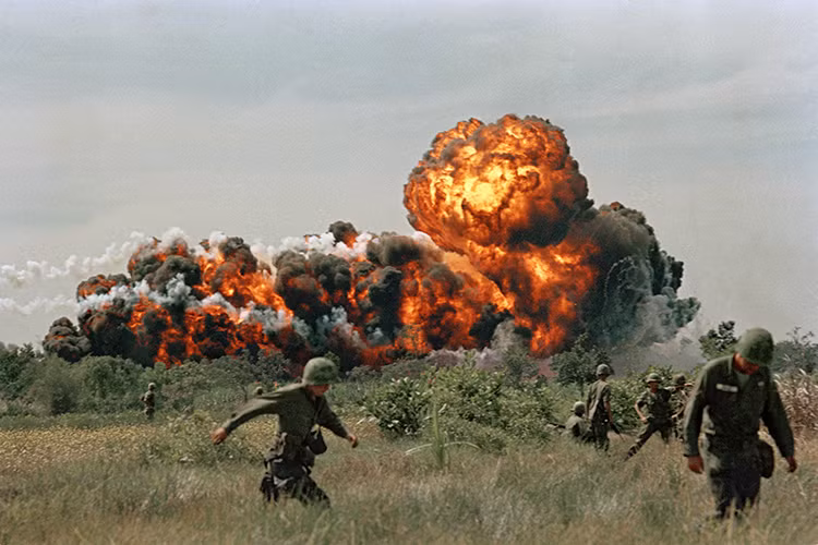 Đứng ngay sau đạn phân mảnh là cái tên quá quen thuộc, bom Napalm loại vũ khí được Quân đội Mỹ sử dụng khá thường xuyên trong Chiến tranh Việt Nam và trên toàn thế giới. Và cơn ác mộng về bom Napalm có lẽ đã quá quen thuộc trong mọi cuộc xung đột của thế kỷ 21 khi nó là hiện thân của “hỏa ngục” khiến nạn nhân chết trong đau đớn tột cùng. Nguồn ảnh: Sputnik.