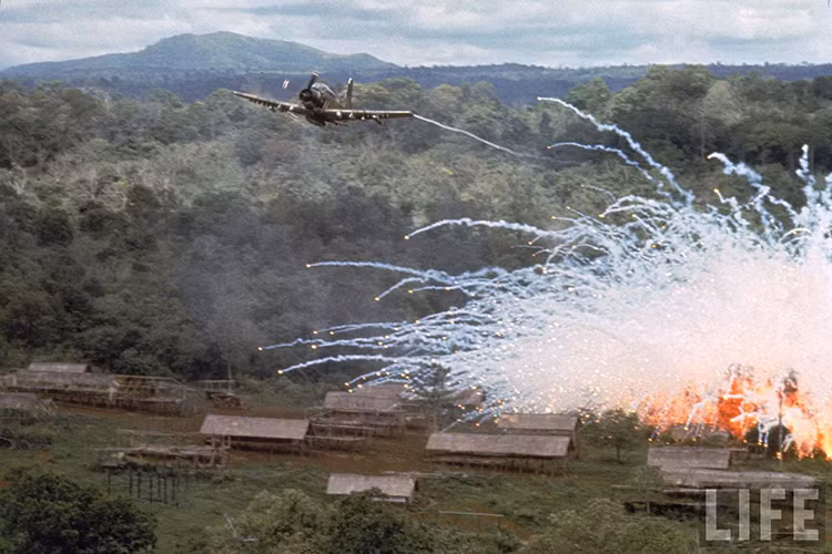 Trong chiến tranh Napalm được sử dụng như một loạt vũ khí phát hoang cây cối hoặc chống lại các đơn vị bộ binh đối phương. Không chỉ đối với các nạn nhân mà ngay cả những người sử dụng Napalm cũng phải khiếp sợ đối với loại vũ khí hủy diệt này. Từ năm 1980, Công ước của Liên Hợp Quốc về Một số Vũ khí Quy ước (CCW) đã cấm sử dụng Napalm l đối với dân thường, tuy nhiên, một số quốc gia chưa phê chuẩn hoàn toàn quy ước này. Nguồn ảnh: harvard.edu.