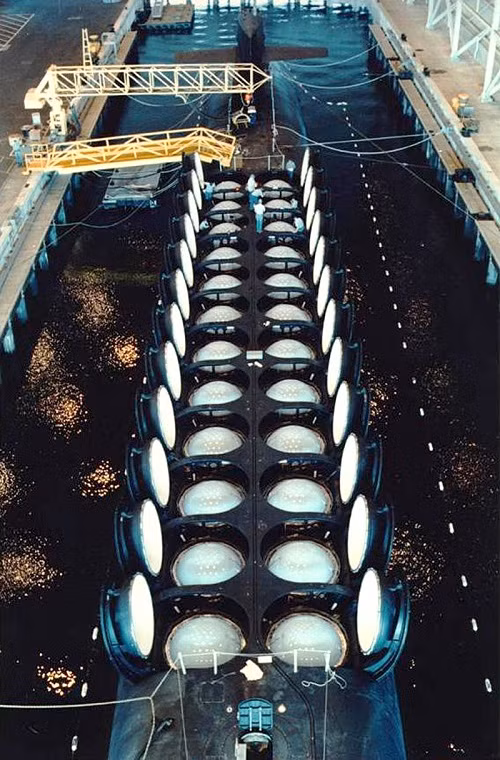 Với các tàu Ohio (SSBN), chúng được trang bị 24 tên lửa đạn đạo chiến lược tầm xa Trident I C4 ở các lớp tàu cũ và Trident II D5 ở các lớp tàu mới, con số nay nhiều hơn các tàu Project 941, Nga 4 đơn vị. Mỗi tên lửa đạn đạo trên có thể mang theo tối đa 8 đầu đạn hạt nhân W76 hoặc W88 với sức công phá mỗi đầu đạn có thể lên đến 475 kt. Tầm bắn hiệu quả của chúng là 7.400km cho đến 11.000km. Nguồn ảnh: defence.ru.