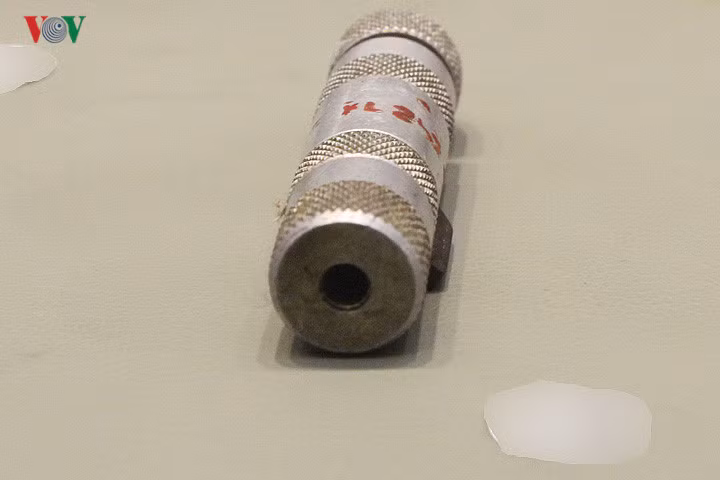 Súng ám sát kiểu bật lửa của nhóm gián điệp CIA âm mưu lật đổ chính quyền cách mạng. An ninh Việt Nam đã lập chuyên án C30 vào năm 1955 để đối phó với nhóm này và đã phá án vào năm 1958. Nguồn ảnh: VOV.