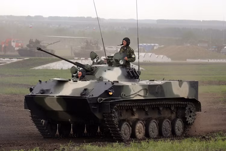 Điều này cũng không thay đổi trên BMD-3, khi nó được trang bị một cấu hình vũ khí tương tự như BMD-2. Bù lại BMD-3 được trang bị hệ thống động cơ mạnh mẽ và giáp bảo vệ chắc chắn hơn người tiện nhiệm của mình. Nguồn ảnh: Wikipedia.
