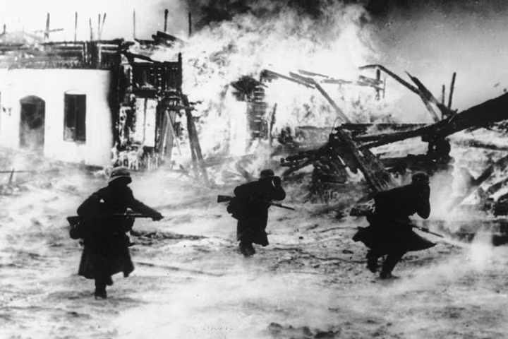 Binh lính Đức di chuyển qua một ngôi làng Na Uy đang bốc cháy vào tháng 4/1940. Nguồn ảnh: Bộ Quốc phòng Đức.
