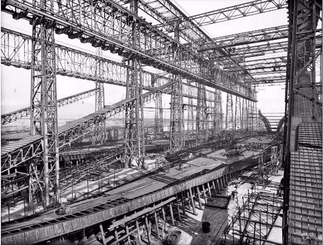 Hai con tàu này do công ty White Star Line hay còn được biết đến là Oceanic Steam Navigation Co.Ltd đặt hàng công ty Harland and Wolff đóng cho với kích thước lớn nhất từ thời điểm đó trở về trước.