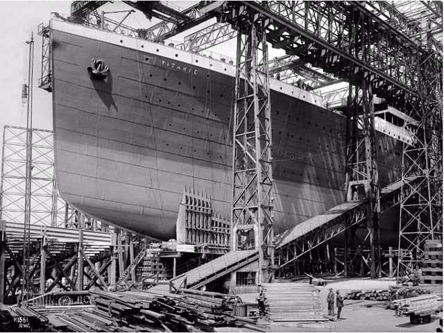 Tàu Titanic huyền thoại gồm vỏ 2 lớp, động cơ chân vịt cực khỏe, lượng rẽ nước là 10,5m.