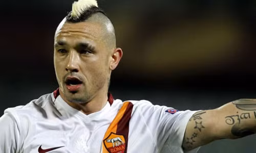 Sao ham ho cua AS Roma bi nham voi khung bo
