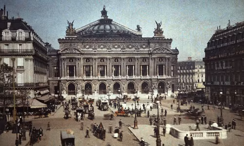 Thủ đô Paris có nhiều thay đổi vào năm 1923 so với giai đoạn chiến tranh trước đó. Người dân quay trở lại cuộc sống bình thường. Giao thông sầm uất ở phía trước một nhà hát tại Paris.
