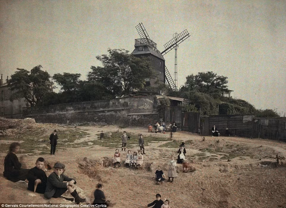 Trẻ em vui chơi thỏa thích ở Moulin de la Galette, Montmartre.