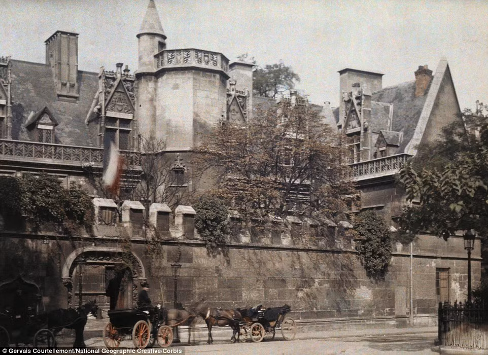Những cỗ xe ngựa kéo khá phổ biến ở Paris. Người dân vẫn sử dụng phương tiện này để di chuyển.