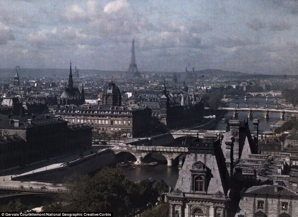 Hình ảnh Thủ đô Paris năm 1923 đang dần hồi sinh, vươn mình khắc phục hậu quả Chiến tranh thế giới 1 được nhiếp ảnh gia Jules Gervais-Courtellemont chụp ảnh. Qua đó, độc giả có cái nhìn rõ nét hơn về cuộc sống của người dân Paris thời kỳ này. Phía xa là tháp Eiffel đứng sừng sững giữa đất trời Paris.