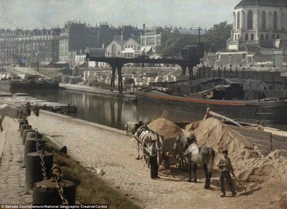 Công nhân ở Paris sử dụng xe ngựa kéo vận chuyển vật liệu xây dựng đến công trường.