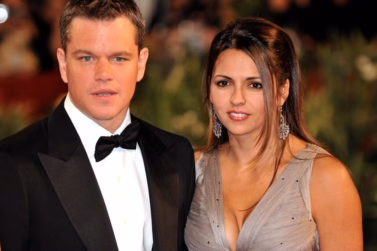 Vợ nam diễn viên Matt Damon - người đàn ông của năm 2007 là cô nhân viên pha chế rượu Luciana Barroso. Chuyện tình của họ giống như một phiên bản Cinderella hiện đại khi nam diễn viên nổi tiếng Hollywood quyết định gắn bó cuộc đời với cô gái vốn không giàu có, không nổi tiếng.