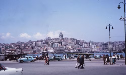 Di chuyển bằng phà được nhiều người lựa chọn để tới chỗ làm hay thăm thú, ngắm cảnh thành phố Istanbul.