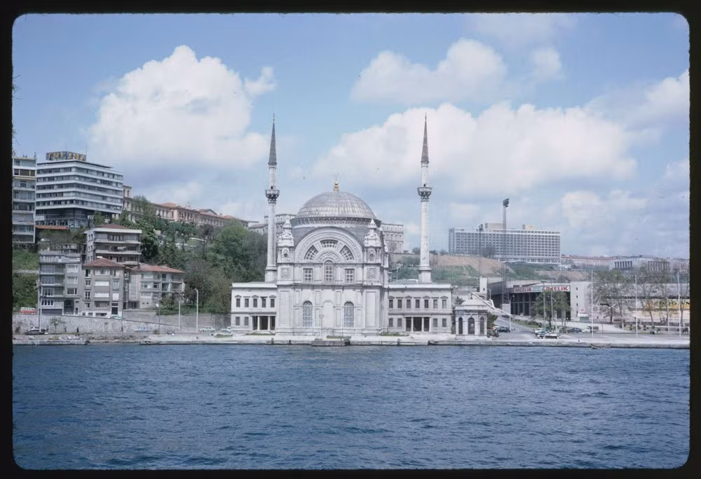 Vẻ đẹp nguy nga, tráng lệ của nhà thờ Hồi giáo Dolmabahce ở thành phố Istanbul.