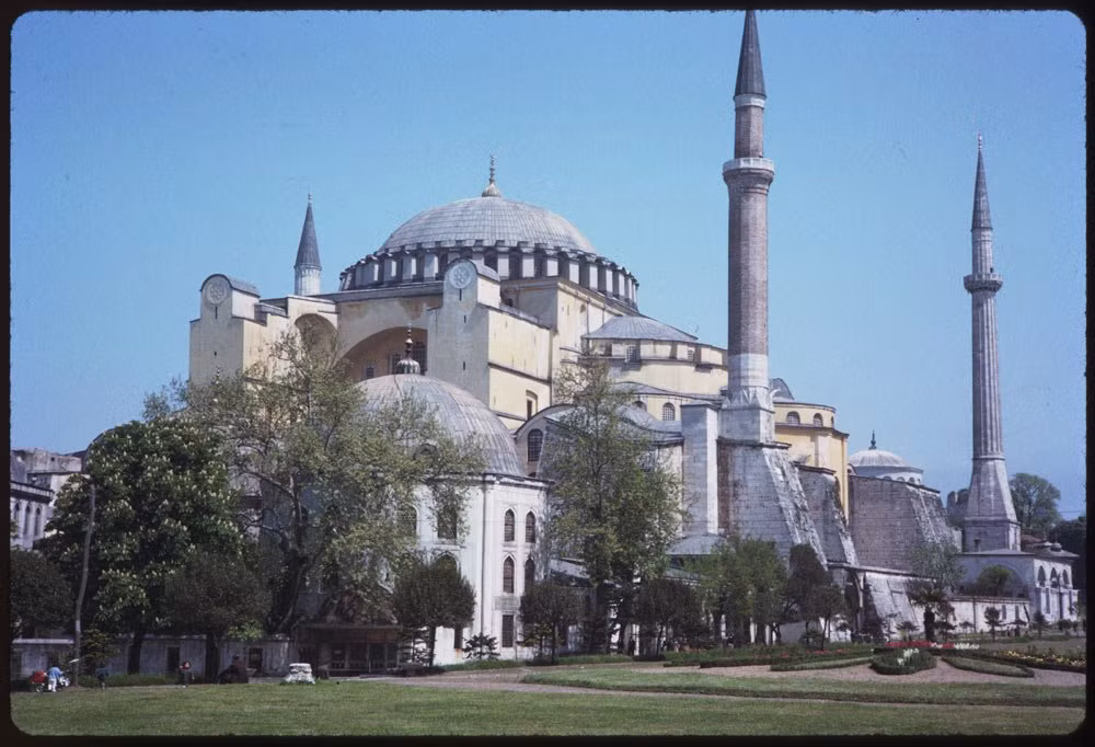 Istanbul là thành phố có bề dày lịch sử, có nhiều nhà thờ Hồi giáo và các ngọn tháp cao chót vót. Trong ảnh là nhà thờ Hagia Sophia. Hiện nhà thờ này là một bảo tàng.