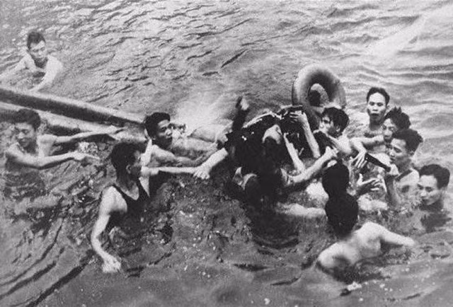 Thượng nghị sĩ Mỹ John McCain từng tham chiến trên chiến trường Việt Nam với tư cách là phi công hải quân. Hình ảnh đắt giá ông McCain (giữa) bị bắt trên hồ Trúc Bạch ở Hà Nội sau khi bị bắn hạ vào ngày 26/10/1967 đã trở thành một trong những bức ảnh nổi tiếng trong Chiến tranh Việt Nam (1954 - 1975).