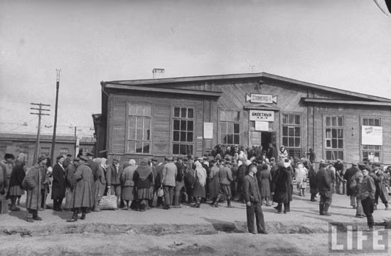 Thành phố Stalingrad bị tàn phá nghiêm trọng trong Chiến tranh thế giới 2, đặc biệt là trong trận chiến Stalingrad. Trận chiến ác liệt này diễn ra từ tháng 7/1942 đến tháng 2/1943. Trận chiến này do Hitler thực hiện nhằm triển khai kế hoạch xâm lược Liên Xô.