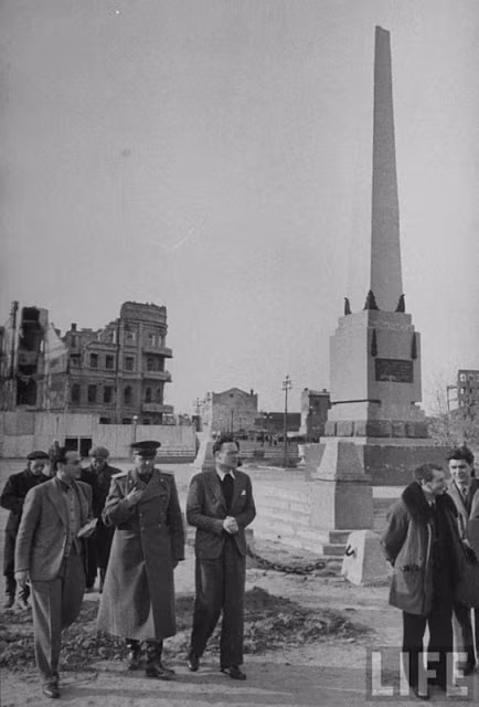 Trong cuộc chiến bảo vệ thành phố Stalingrad kéo dài 5 tháng, hơn 1 triệu người dân Liên Xô đã thiệt mạng và nhiều công trình công sự lẫn dân sự bị phá hủy.