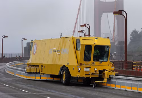 Chiếc xe có tên là Zipper Truck đã giúp phân chia 6 làn đường trên cầu Cổng Vàng bằng cách đặt lại các khối phân cách một cách hợp lý nhất tùy từng điều kiện tình hình giao thông. Theo đó, 4 làn đường hướng vào thành phố sẽ được mở vào buổi sáng và đóng lại vào buổi chiều.