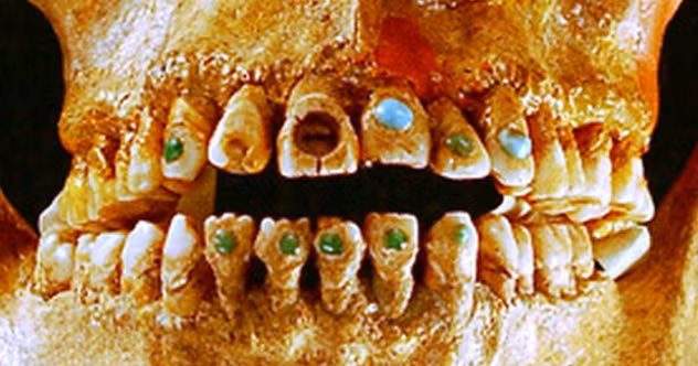 Để khiến bản thân trông hung dữ hơn, những chiến binh người Maya thường mài dũa răng để răng nhọn hoắt. Đối với phụ nữ, răng của họ được làm đẹp để trở nên quyến rũ hơn.