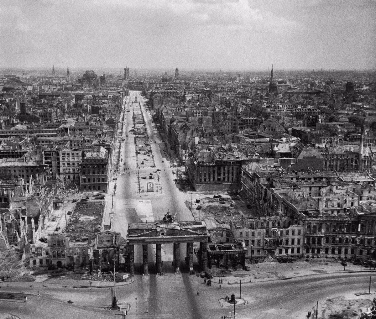 Năm 1945, Berlin trở thành mục tiêu tấn công của quân đồng minh nhằm tiêu diệt sào huyệt phát xít Đức cùng trùm phát xít Hitler. Vì vậy, quân đồng minh đã dội lượng lớn bom xuống Berlin, Đức, khiến nhiều công trình phá hủy. Hình ảnh Thủ đô Berlin hoang tàn năm 1945 gây ám ảnh mọi người.