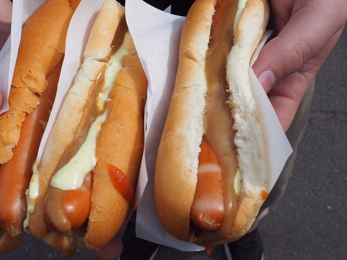 Những chiếc hot dog ở Bæjarins Beztu Pylsur, Reykjavík, Iceland hớp hồn thực khách với bánh mì kẹp thịt cừu và rưới lên trên lớp nước sốt mayonnaise.
