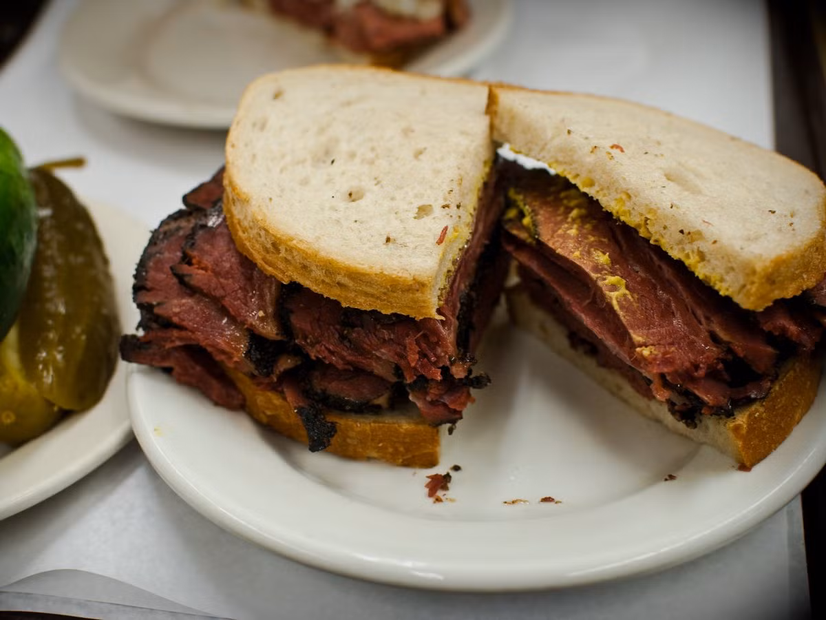 Pastrami - thịt bò ướp hun khói là một món ăn rất thịnh hành và nổi tiếng trong thế giới ẩm thực ở New York, Mỹ.