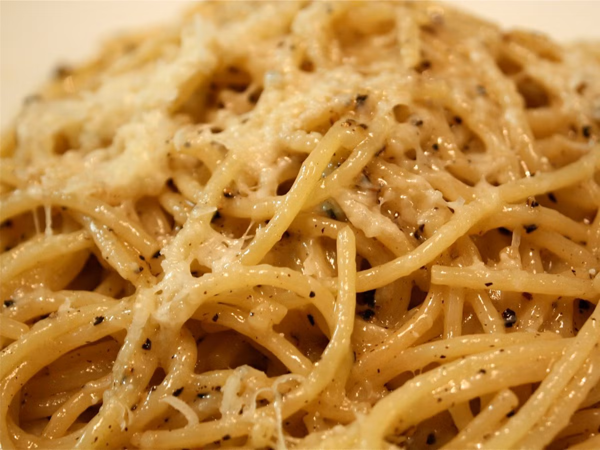 Cacio e pepe - món mỳ truyền thống của Italy có mặt trong danh sách những món phải ăn một lần trong đời. Business Insider gợi ý độc giả nên thưởng thức món ăn này ở Roma Sparita, Trastevere.