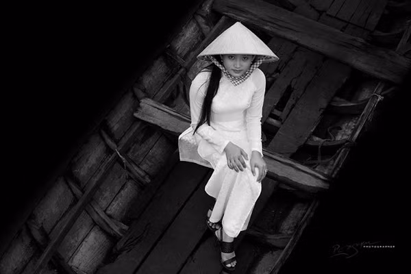 Nữ sinh trong tà áo dài trắng tinh khôi ở sông Mekong.