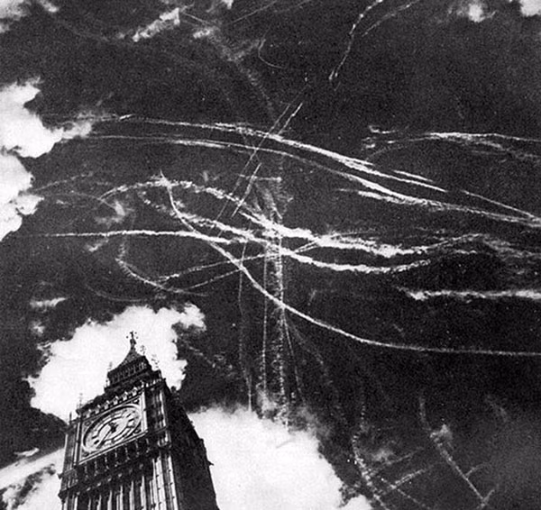 Hình ảnh đáng sợ bầu trời London, Anh trong cuộc không kích dữ dội giữa phát xít Đức và Không quân Hoàng gia Anh năm 1940.