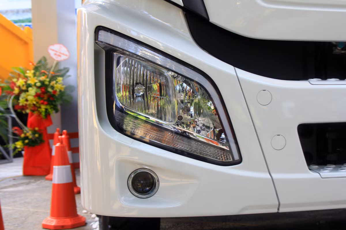 Cụm đèn pha LED lớn dạng to bản dạng hình thang đi kèm dải viền đèn led chiếu sáng ban ngày. Đèn xi-nhan tích hợp ngay dưới cụm đèn pha tạo nên sự thống nhất của xe, ngoài ra đèn sương mù nhỏ dạng gương cầu nằm ở cản trước của xe tô điểm thêm nét hiện đại và hầm hố cho xe.