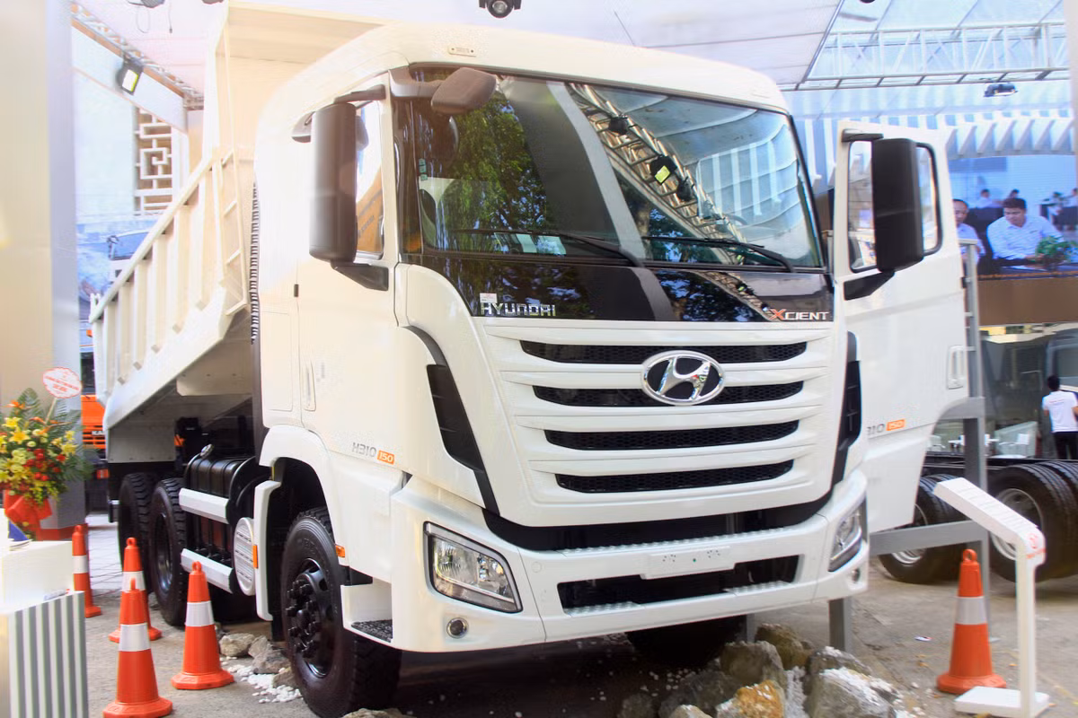  Hyundai Xcient 2016 là một chiếc xe tải thế hệ mới của Hyundai, chiếc xe tải 4 chân, với 4 bánh trước có thể chuyển hướng cùng lúc, tải trọng từ 10 đến 20 tấn được hãng đem tới giới thiệu tại Triển lãm ôtô Việt Nam 2016 cách đây không lâu.