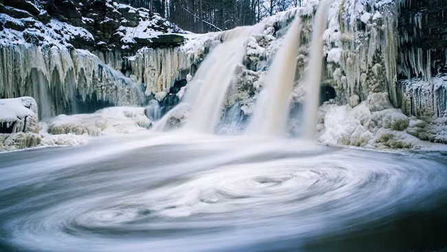 Canada: Canada thật sự xứng đáng được các độc giả của Rough Guides ca ngợi là quốc gia đứng thứ 2 trên thế giới vì "thiên nhiên tươi đẹp và phong cảnh hùng vĩ". Bởi vẻ đẹp tự nhiên bao gồm thác nước Niagra nổi tiếng thế giới, và công viên quốc gia Banff National Park trong dãy núi Rocky.