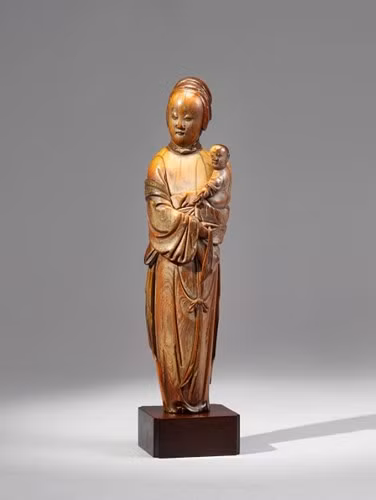 Tượng người phụ nữ bế con làm bằng ngà voi.