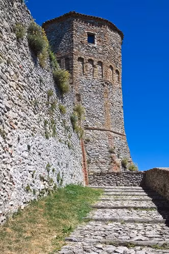 Castello di Montebello, Torriana, Italy: Vùng đất này vốn nổi tiếng bởi cảnh đẹp và đồ ăn ngon nhưng đằng sau đó là câu chuyện bí ẩn về một cô gái bạch tạng bị nhốt dưới tầng hầm của ngọn tháp trên đỉnh đồi. Cứ vào ngày 21/7 hằng năm, mọi người quanh đó lại nghe thấy tiếng khóc bí ẩn của một cô gái.