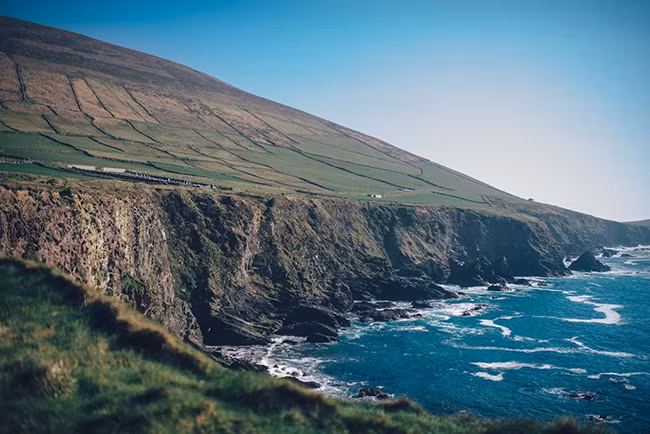 Ireland: Trên những ngọn đồi mờ sương và bờ biển đá, du khách như lạc vào những câu chuyện cổ tích. Đây chính là 1 trong những lý do đất nước nhỏ xinh này có mặt trong danh sách 20 điểm đến hàng đầu thế giới.