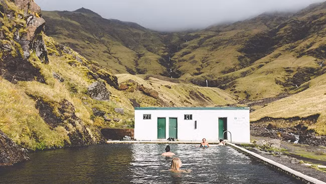 Iceland: Với những ngọn núi lửa, những bãi biển cát đen và rất nhiều suối nước nóng tự nhiên, phong cảnh độc đáo và ấn tượng của Iceland đã khiến quốc gia này có mặt ở vị trí thứ 8 trong bảng xếp hạng.