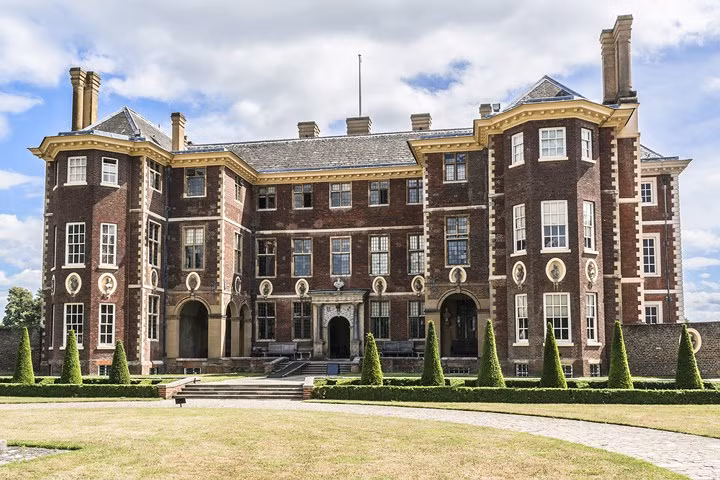 Ngôi nhà Ham House, Richmond, Anh: Ngôi nhà này chứa đựng câu chuyện từ thế kỷ 17 về công nương xứ Lauderdale - Elizabeth Murray đã tự giam mình dưới tầng hầm của tòa nhà. Những du khách kể lại rằng khi bước vào đây, nhiệt độ giảm đột ngột cũng như nỗi sợ hãi trào lên khi nhìn vào tấm gương lớn trong phòng.