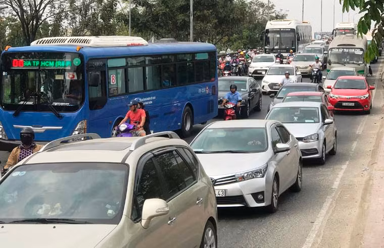 Ôtô, xe khách "chôn bánh" trên đường về bến xe.