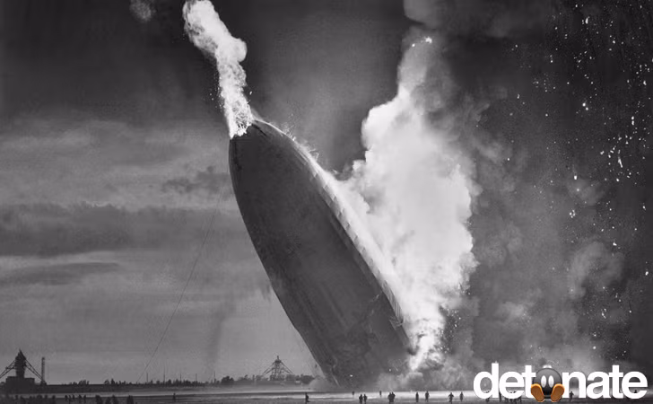 Ngày 6/5/1937, khinh khí cầu LZ 129 Hindenburg bị bắt lửa tại cột mốc kéo và cháy rụi khi hạ cánh trong chuyến bay khởi hành từ Frankfurt , Đức tới New Jersey, Mỹ. Hậu quả là 35 người thiệt mạng trong số 97 người có mặt trên tàu.