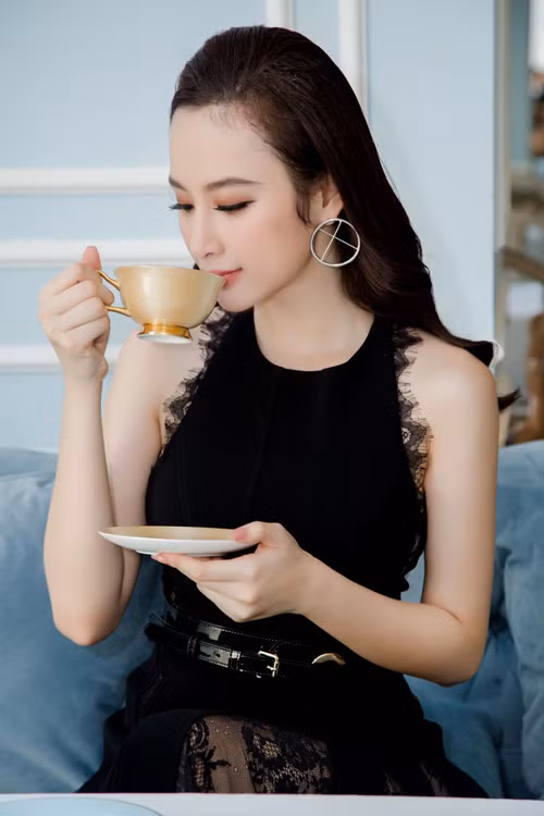 Angela Phuong Trinh phan ung gi khi tinh cu yeu chan dai Ngoc Loan?