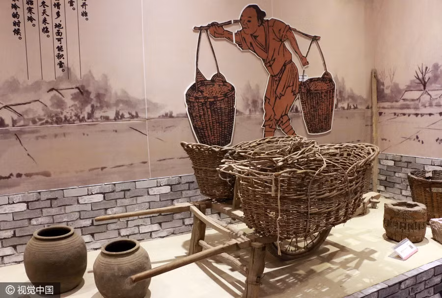 Một số vật dụng lao động, sản xuất hay sinh hoạt hàng ngày của người dân Trung Quốc như xe kéo, những chiếc vò, khung cửi dệt vải... cũng được giới thiệu tại bảo tàng. Ảnh: VCG.