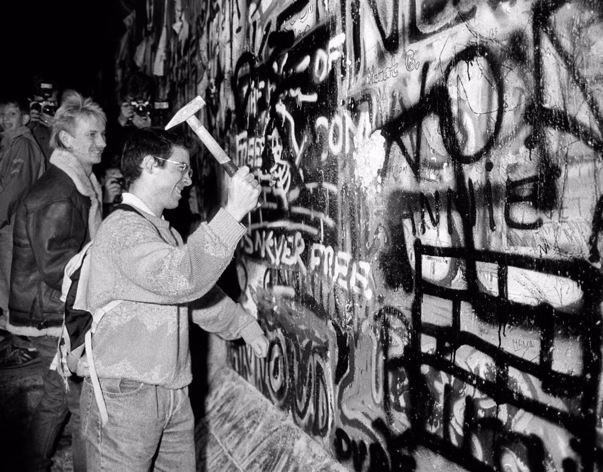 Đến ngày 9/11/1989, lãnh đạo đảng Công nhân xã hội thống nhất cầm quyền thông báo công dân của Cộng hòa Dân chủ Đức (GDR hay Đông Đức) có thể vượt qua biên giới bất kỳ lúc nào. Ảnh: Fabrizio Bensch.