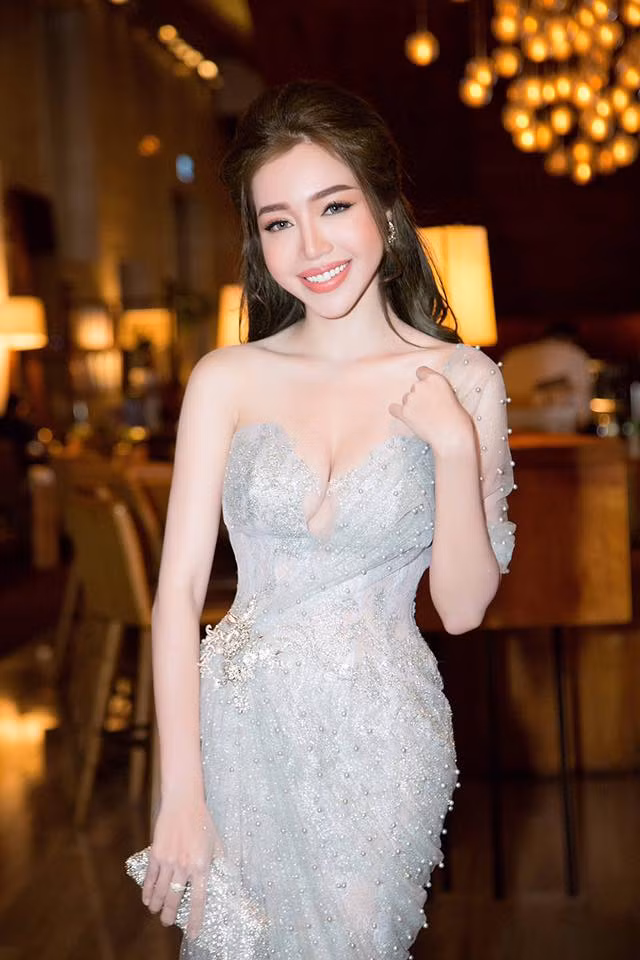 Song một người đẹp khác đã "soán ngôi" vòng eo nhỏ nhất của Ngọc Trinh khi tiết lộ số đo vòng eo 54cm của mình trên trang facebook cá nhân.