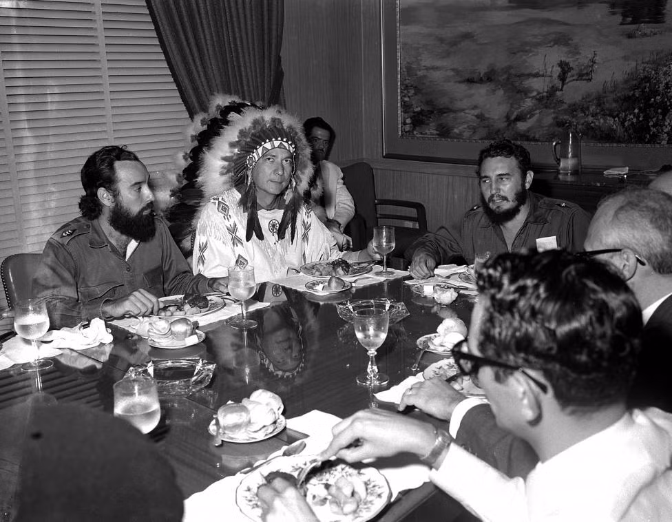 Ông Fidel Castro (trái ảnh) hội đàm cùng một thủ lĩnh bộ lạc ở Havana ngày 16/7/1959.