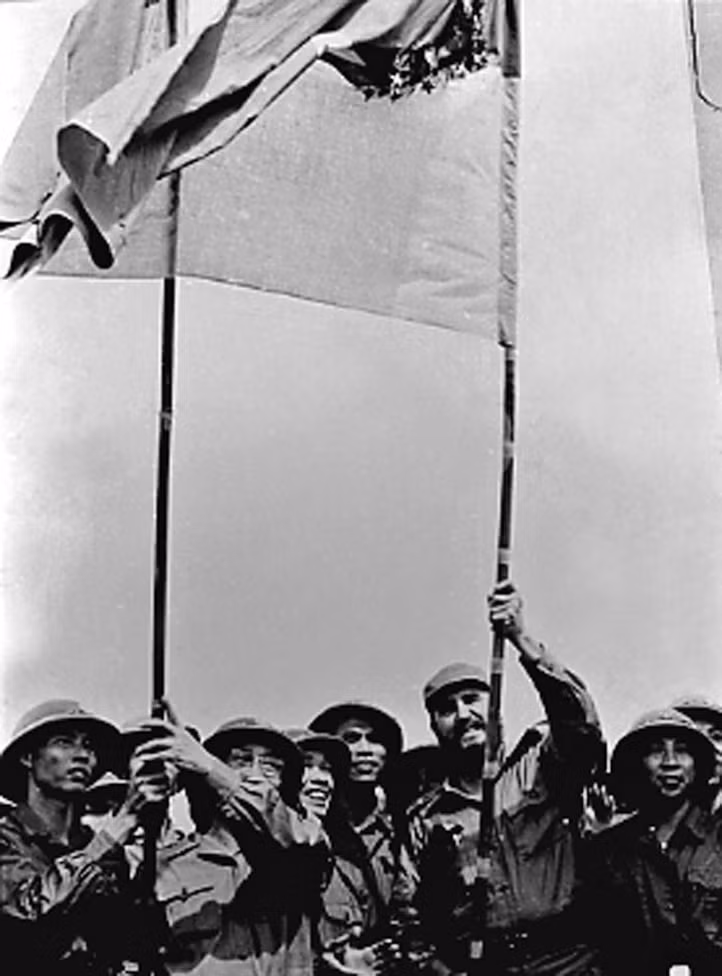 Fidel Castro vẫy cờ của các chiến sĩ Mặt trận giải phóng miền Nam Việt Nam hồi tháng 10/1973.