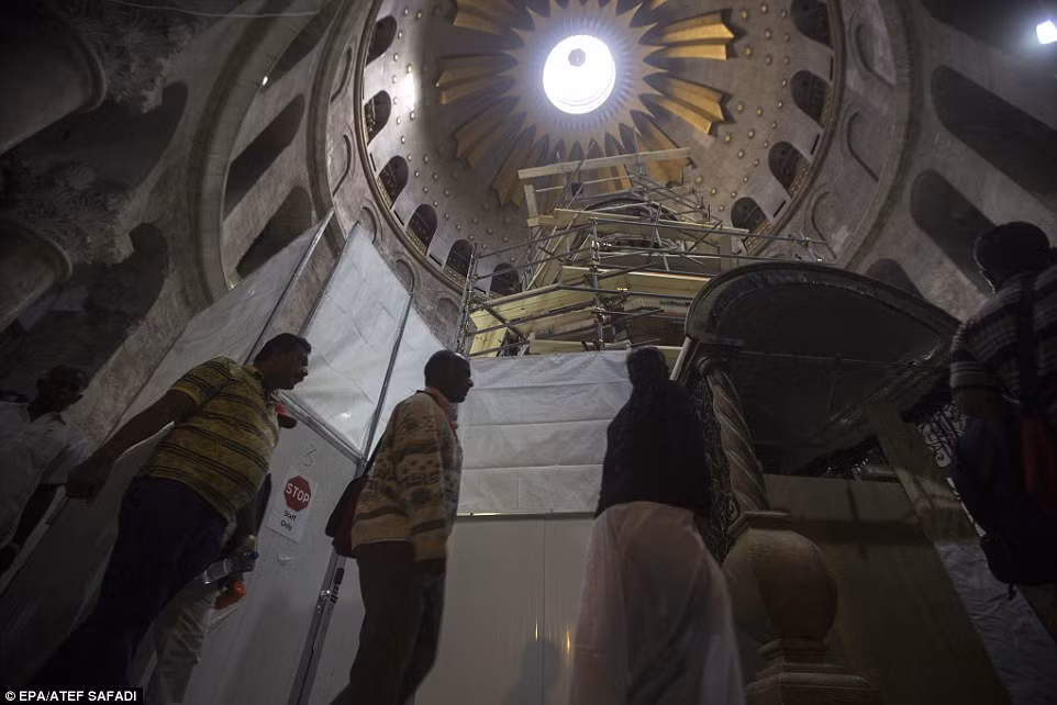 National Geographic được phép quay phim quá trình mở mộ Chúa Jesus.