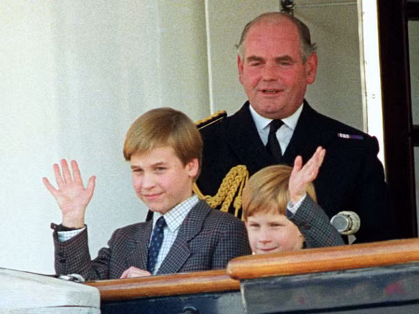 Năm 1992, Công nương Diana và Thái tử Charles ly hôn. Khi ấy, Hoàng tử William và Hoàng tử Harry tiếp tục sống với mẹ ở Cung điện Kensington.