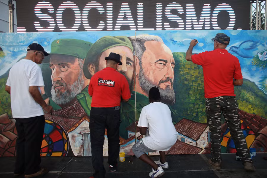 Các nghệ sỹ gấp rút hoàn thành bức tranh về cựu Chủ tịch Fidel Castro nhân dịp 63 năm ngày ông lãnh đạo cuộc nổi dậy vào trại lính Moncada ngày 26/7/1953 - 26/7/2016.
