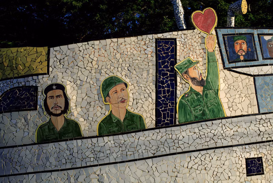 Bức tranh của nghệ sỹ Jose Fuster vẽ người chiến sỹ Ernesto Che Guevara (trái), nhà lãnh đạo Cuba Raul Castro (giữa) và vị lãnh tụ Fidel Castro.