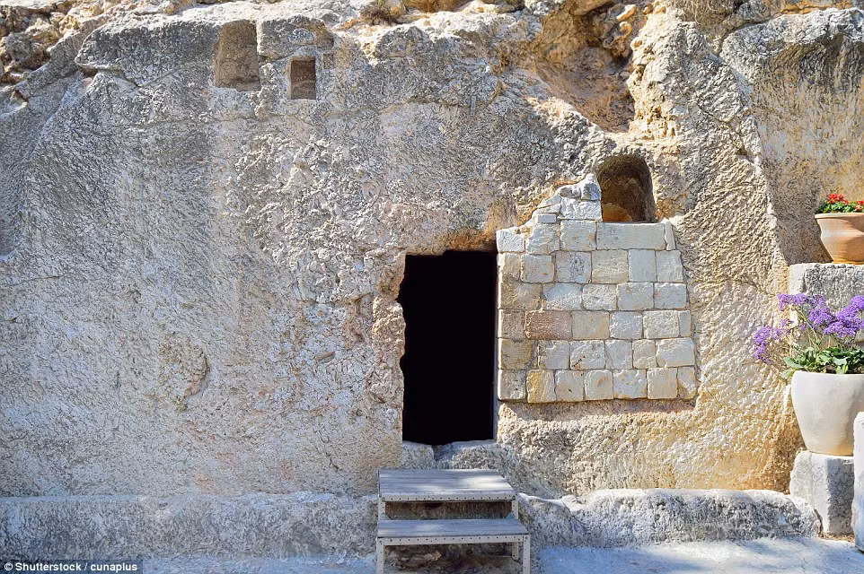 Ngoài Jerusalem, Chúa Jesus được cho là yên nghỉ ở một số nơi khác. Garden Tomb nằm gần Jerusalem được coi là nơi chôn cất Chúa Jesus. Đây là giả thuyết khá phổ biến đối với người theo đạo Tin lành. Nơi đây được phát hiện năm 1867.